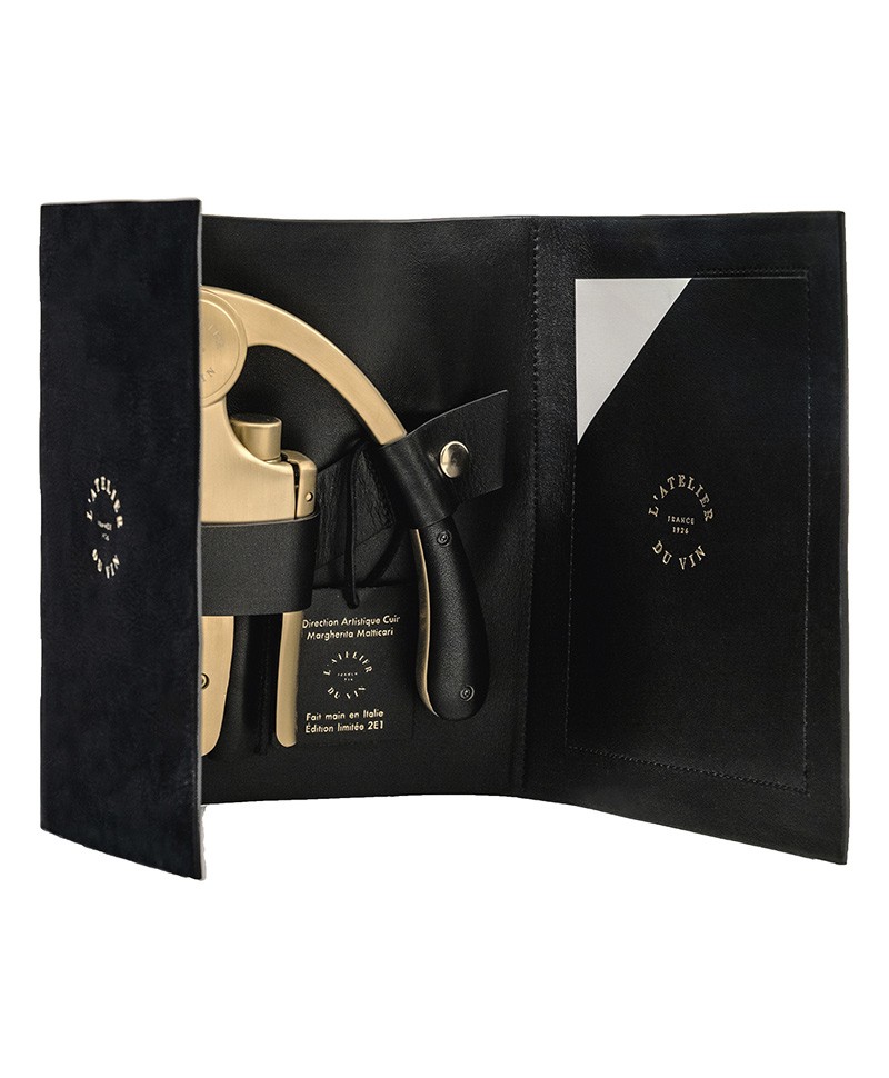 Dieses Produktbild zeigt den Oeno Flaschenöffner gold in seiner Tasche von L'Atelier du Vin im RAUM concept store