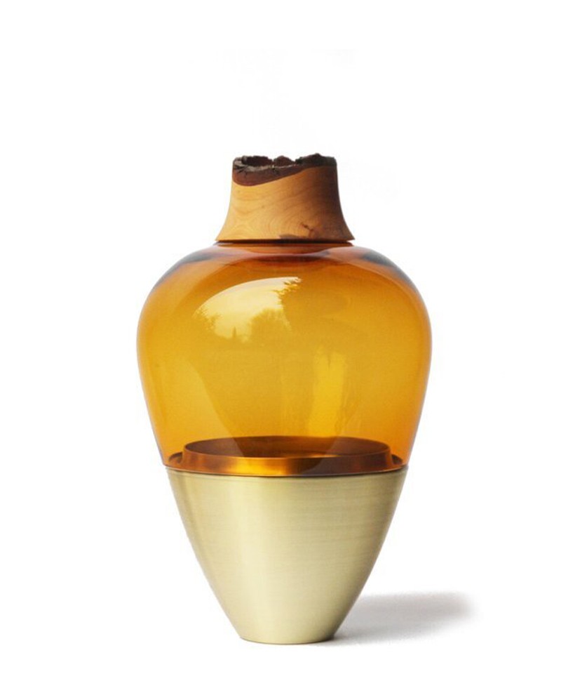 Dieses Produktbild zeigt die Glasvase India 1 in amber von Utopia & Utility im RAUM concept store.
