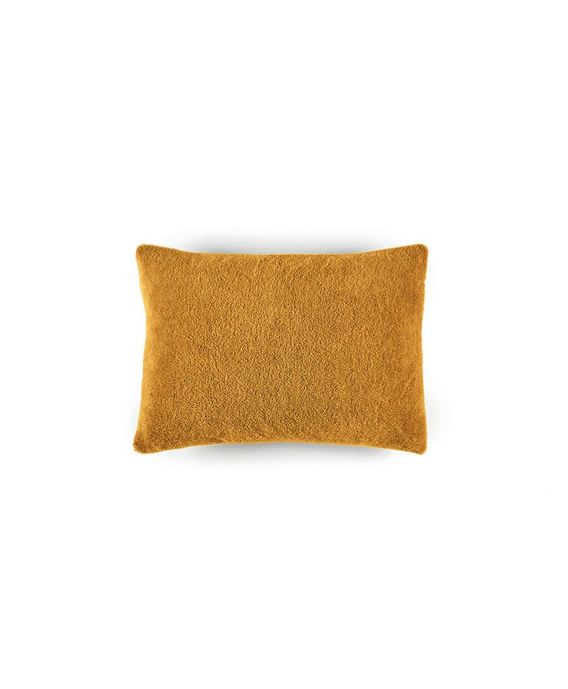 Das Produktbild zeigt das große Wollsamt-Kissen Wool Plush in der Farbe Amber von Élitis im RAUM concept store