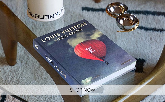 Dieses Moodbild zeigt den Bildband Louis Vuitton Virgil Abloh von Assouline im RAUM concept store.