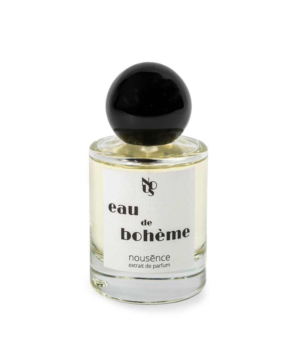 Dieses Produktbild zeigt das Parfum Eau de Boheme von Nousence  mit Früchten im RAUM concept store.