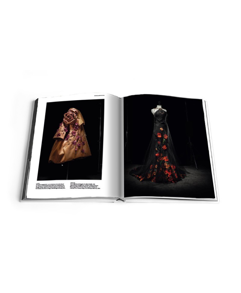 Hier sehen Sie die Innenansicht des Bildband Dior: The Legendary 30, Avenue Montaigne von Rizzoli New York – im Onlineshop RAUM concept store