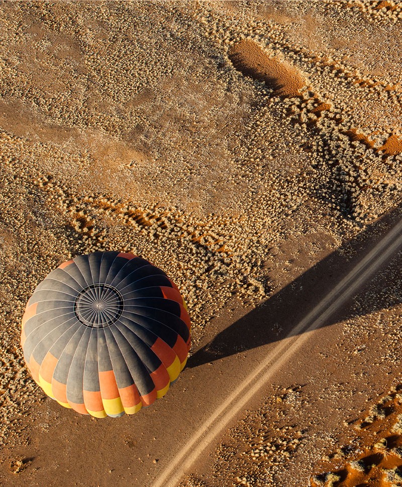 Foto eines Heißluftballons über der Steppe