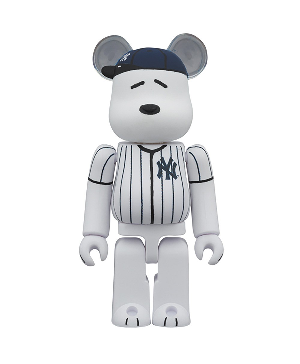 Be@rbrick 100% Snoopy mit New York Yankees Jacke und Mütze.
