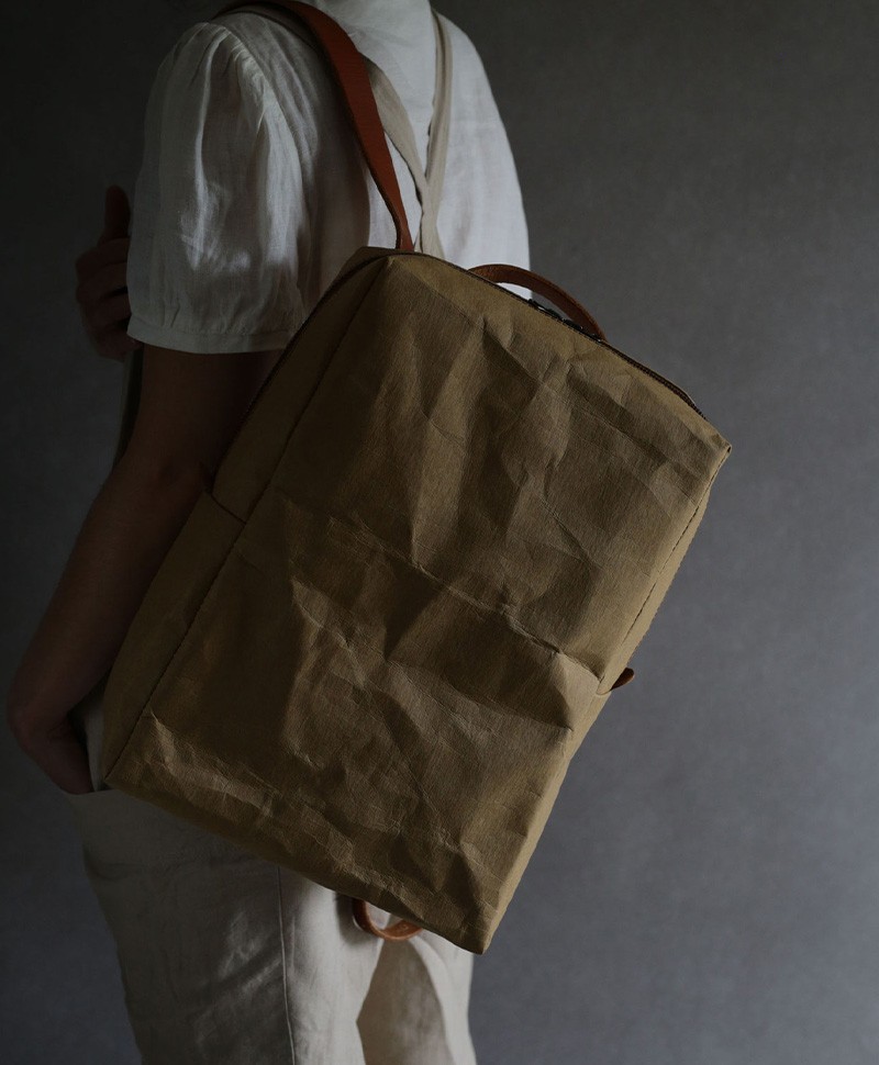Hier sehen Sie: Backpack - Rucksack aus Papier sand%byManufacturer%