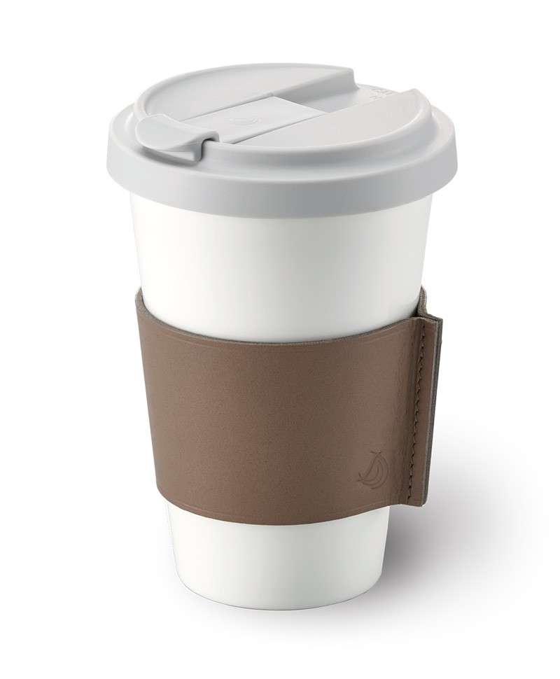 Hier abgebildet ist der Coffee-To-Go Becher aus Fine Bone China taupe von Dibbern – im Onlineshop RAUM concept store