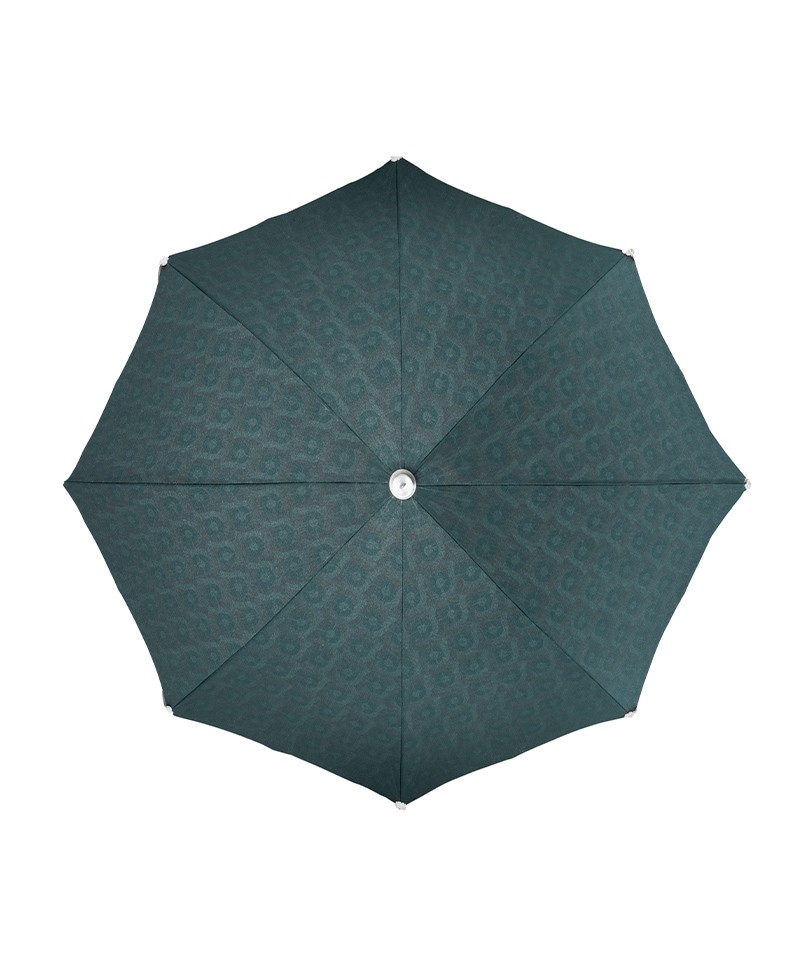 Hier abgebildet ist der Premium Beach Umbrella in bottle green von Business & Pleasure Co. – im RAUM concept store