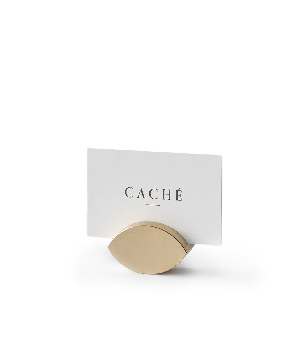 Produktbild des Buchgewichts und Kartenhalters „Almond“ aus Messing von der Marke CACHÉ im RAUM concept store 