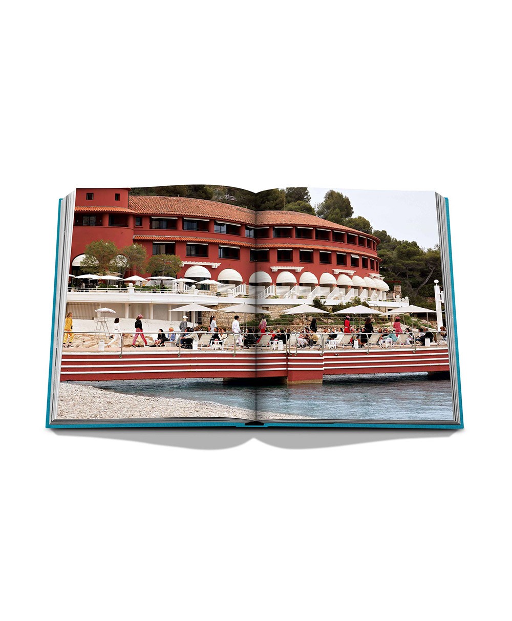 Aufgeschlagene Seite des Coffee Table Travel Books „Monte Carlo“ von Assouline im RAUM concept store 