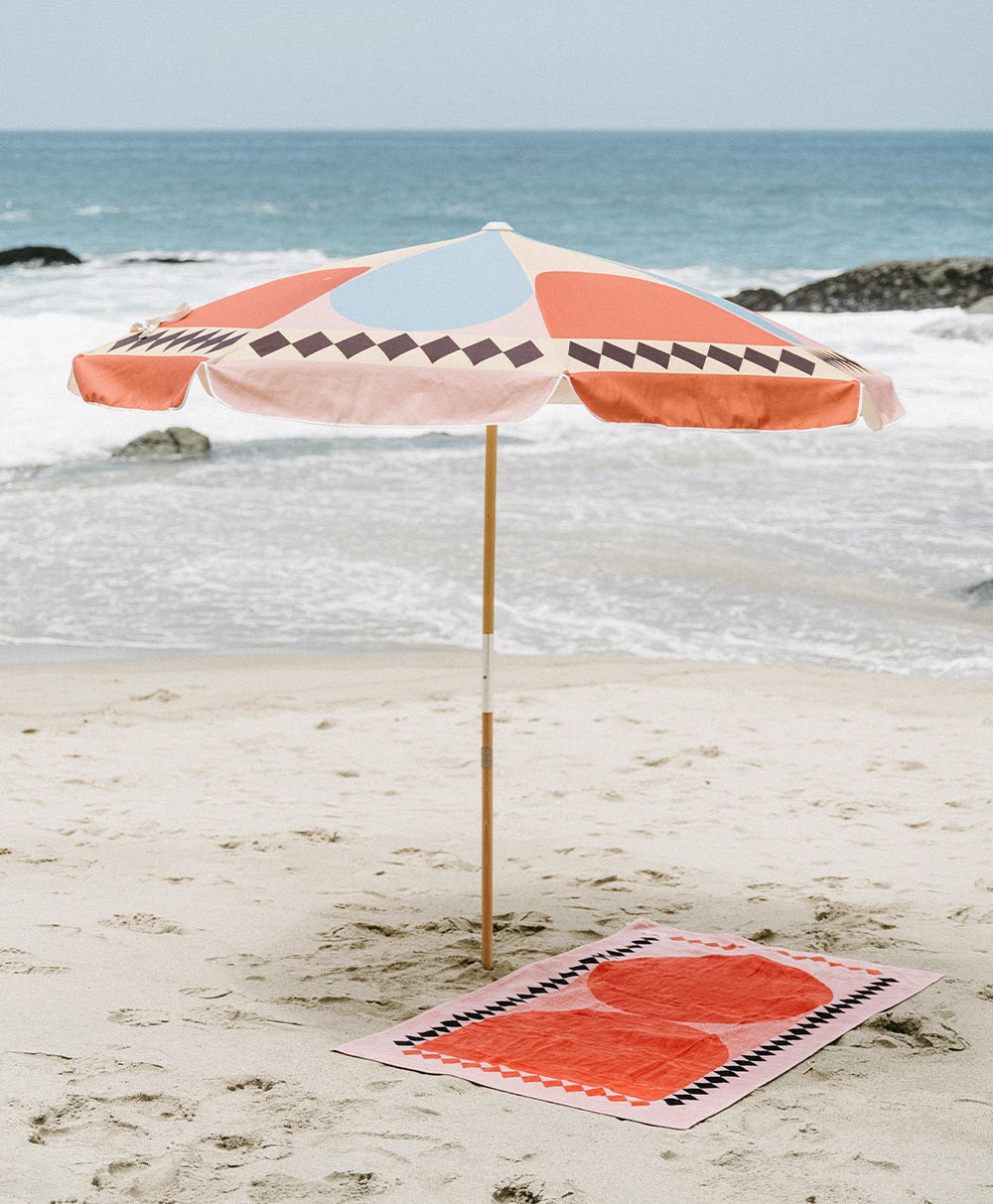 Moodbild des pinken Amalfi Beach Umbrella im Diamond Design aus der 2023 Sommer Kollektion von Business&Pleasure im RAUM concept store.