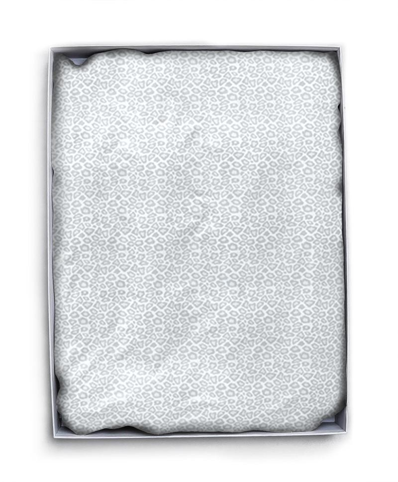Hier abgebildet ist das Spannlaken Sytle Eleven Baumwollperkal silver von decode by luiz – im Onlineshop RAUM concept store