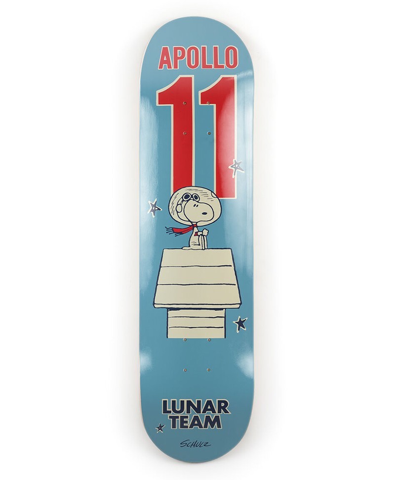 Dieses Produktbild zeigt das Skateboard Kunstobjekt x Schulz Peanut Apollo Lunar von The Skateroom im RAUM concept store.