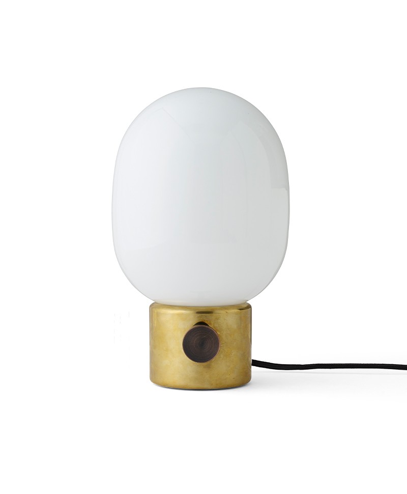 Hier sehen Sie ein Foto der JWDA Table Lamp von Menu Design in der Farbe Polished Brass