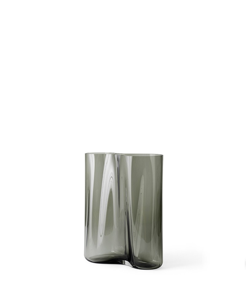 Hier sehen Sie ein Produktfoto der Aer Vase von Menu Design in der Größe 33