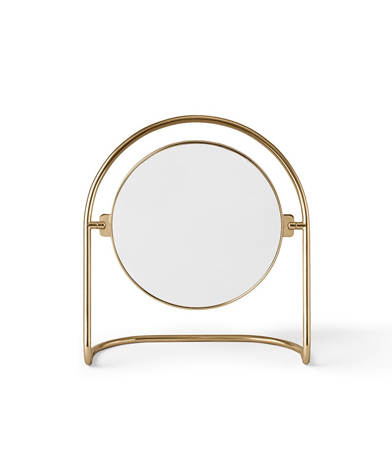 Hier sehen Sie ein Foto vom Nimbus Table Mirror von Menu Design in der Farbe Polished Brass