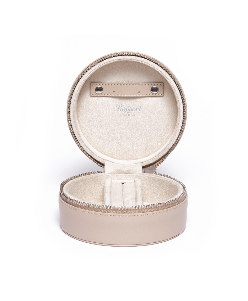 Hier sehen Sie ein Produktbild von dem Travel Jewellery Case in beige J180 von Rapport London - RAUM concept store