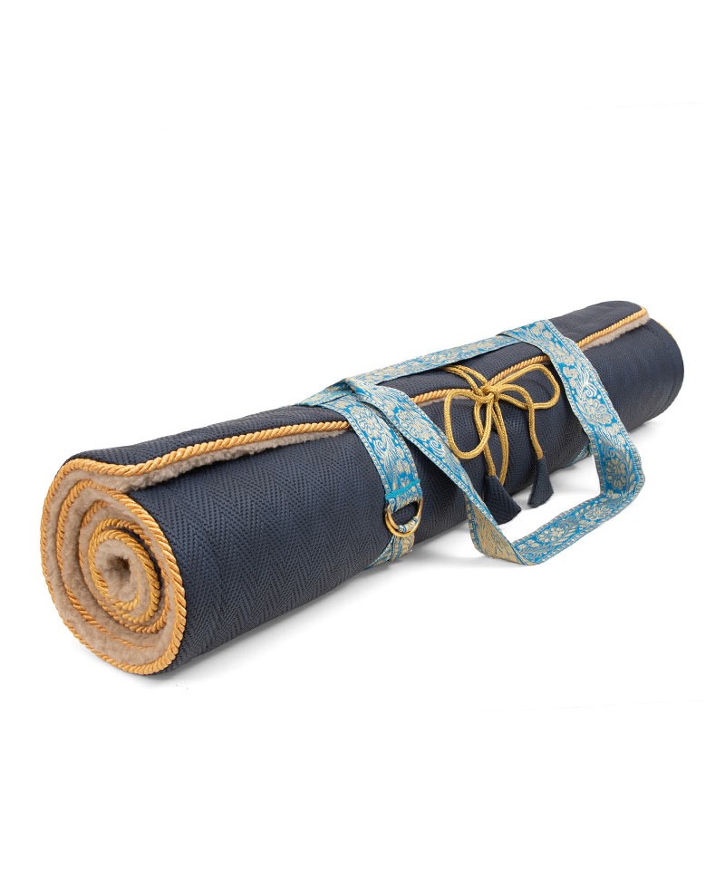 Hier sehen Sie: Luxuriöse Yogamatte von Holistic Silk