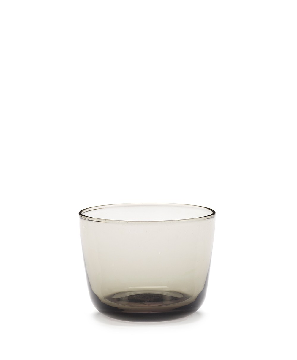 Das Wasserglas CENA in smoky grey von Serax aus der Kollektion von Vincent Van Duysen im RAUM concept store