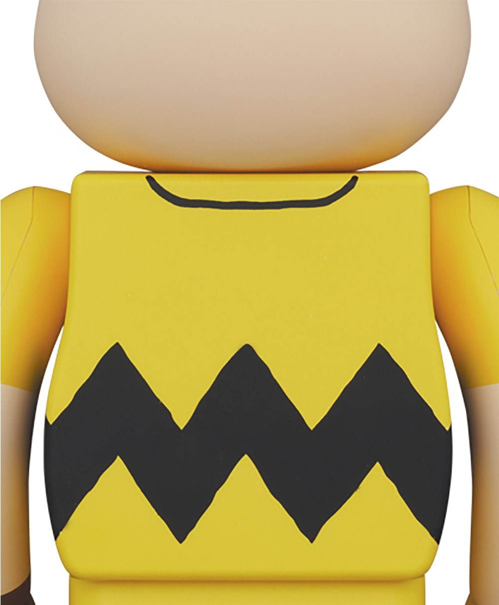Der Be@rbrick Charlie Brown  hat einen gelben Pulli mit einer  Zickzacklinie an.