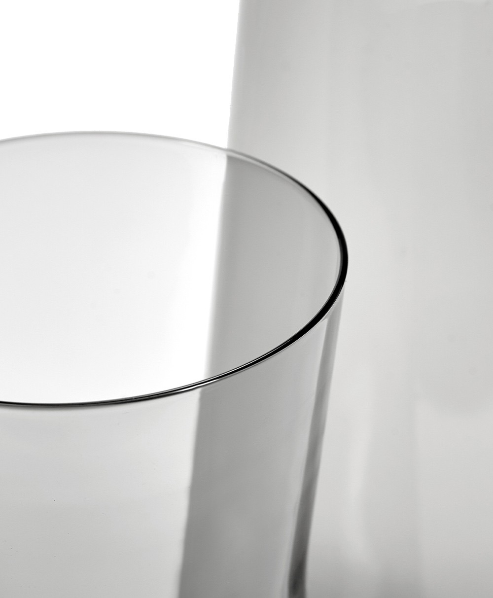 Detailbild der Karaffen CENA aus Glas in smoky grey von Serax aus der Kollektion von Vincent Van Duysen im RAUM concept store
