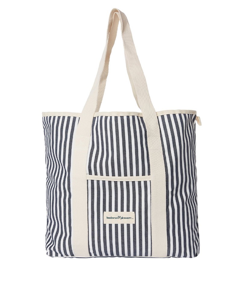 Hier abgebildet ist die Strandtasche Beach Bag in lauren´s navy stripe von Business & Pleasure Co. – im RAUM concept store