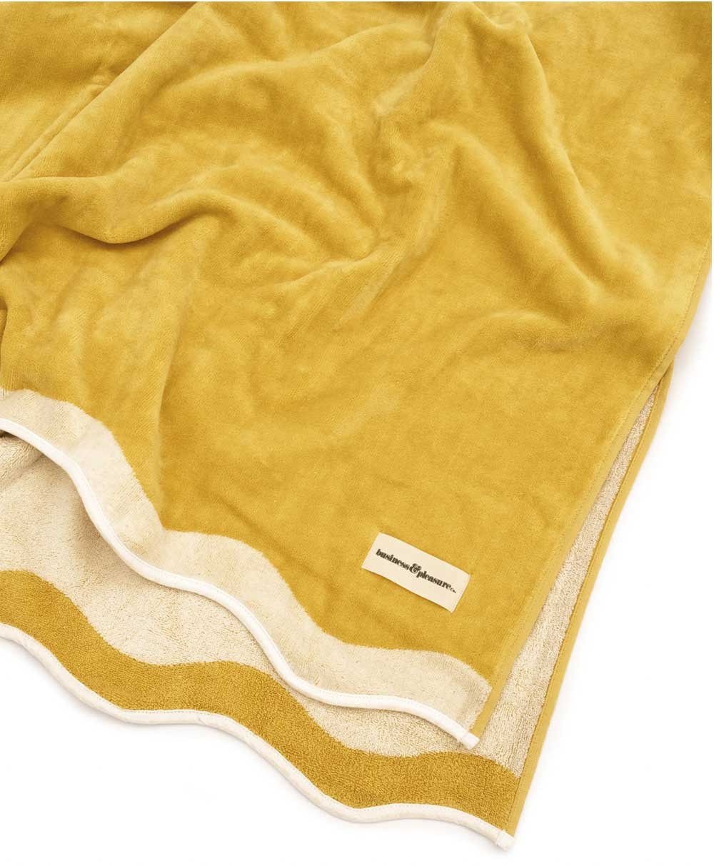 Das Strandtuch „Beach Towel“ in der Farbe Rivie Mimosa aus der 2024 Sommer Kollektion von Business & Pleasure im RAUM concept store.