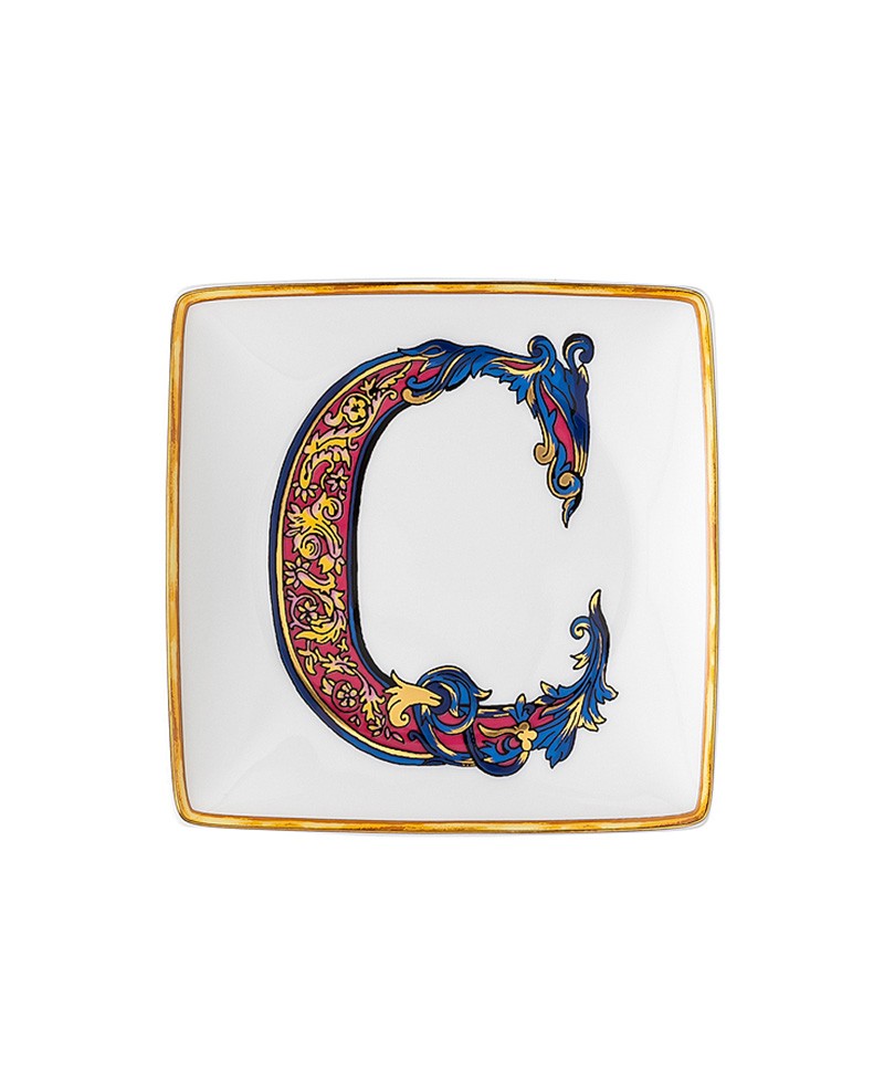 Hier sehen Sie einen Teller mit dem Buchstaben C von der Kollektion Rosenthal x Versace Alphabet - RAUM concept store