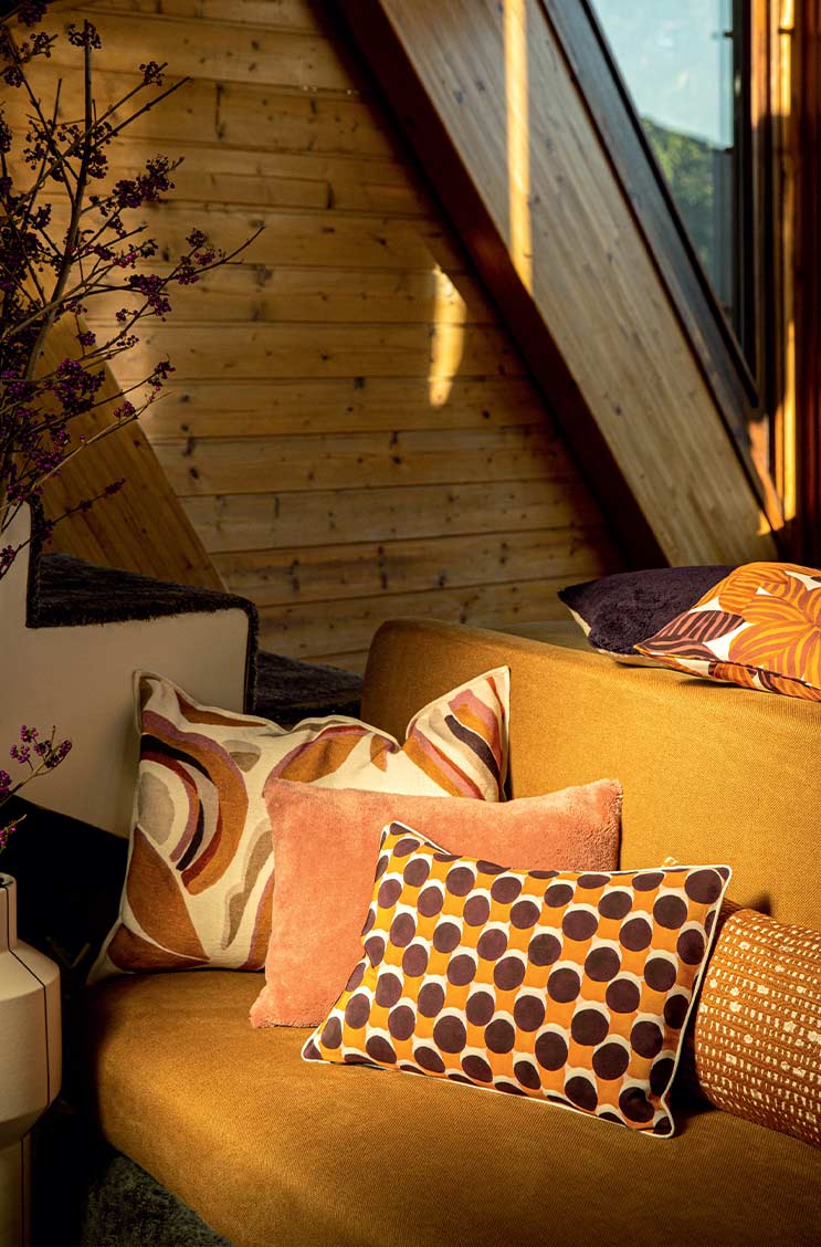 Das Moodbild zeigt Kissen von Élitis auf einem Sofa – im Onlineshop RAUM concept store Das Moodbild zeigt Kissen von Élitis auf einem Sofa – im Onlineshop RAUM concept store