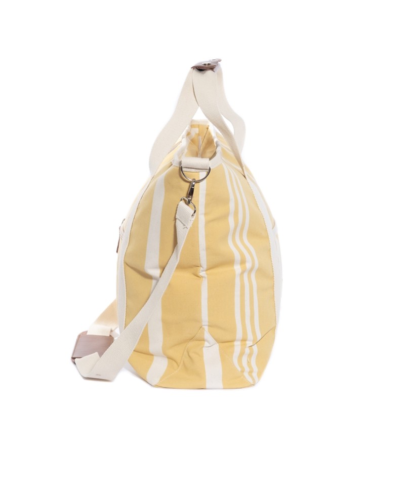 Hier abgebildet ist die Kühltasche Tote Bag in vintage yellow stripe von Business & Pleasure Co. – im RAUM concept store