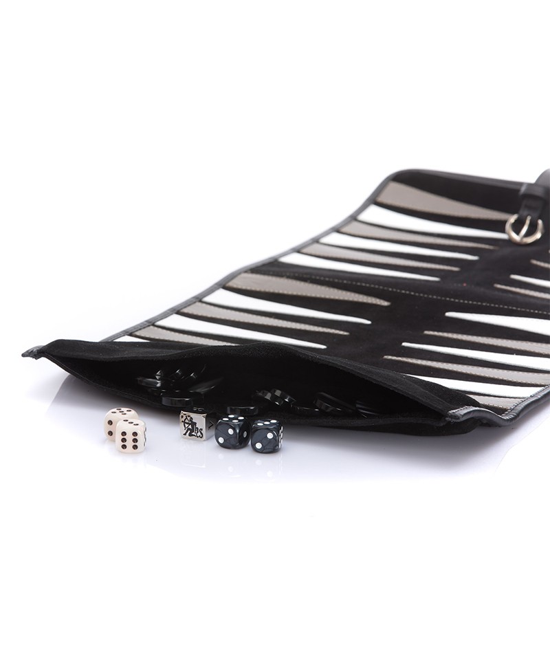 Dieses Produktbild zeigt das Travel Backgammon Victor in black von Hector Saxe im RAUM concept store.