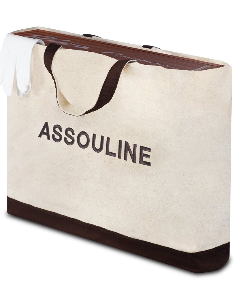 Dieses Produktbild zeigt die Tasche für den Bildband Riva Aquarama von Assouline im RAUM concept store.