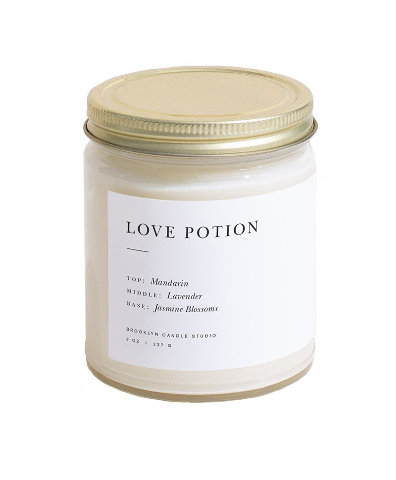 Hier abgebildet ist die Handgegossene Duftkerze Minimalist Love Potion von Brooklyn Candle Studio – im Onlineshop RUAM concept store