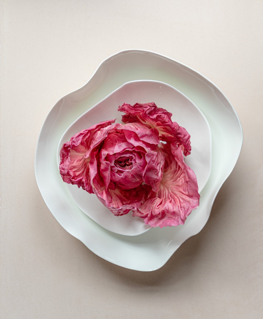 Hier abgebildet die Geschirrserie Perfect Imperfection von Roos van de Velde mit Serax - RAUM concept store