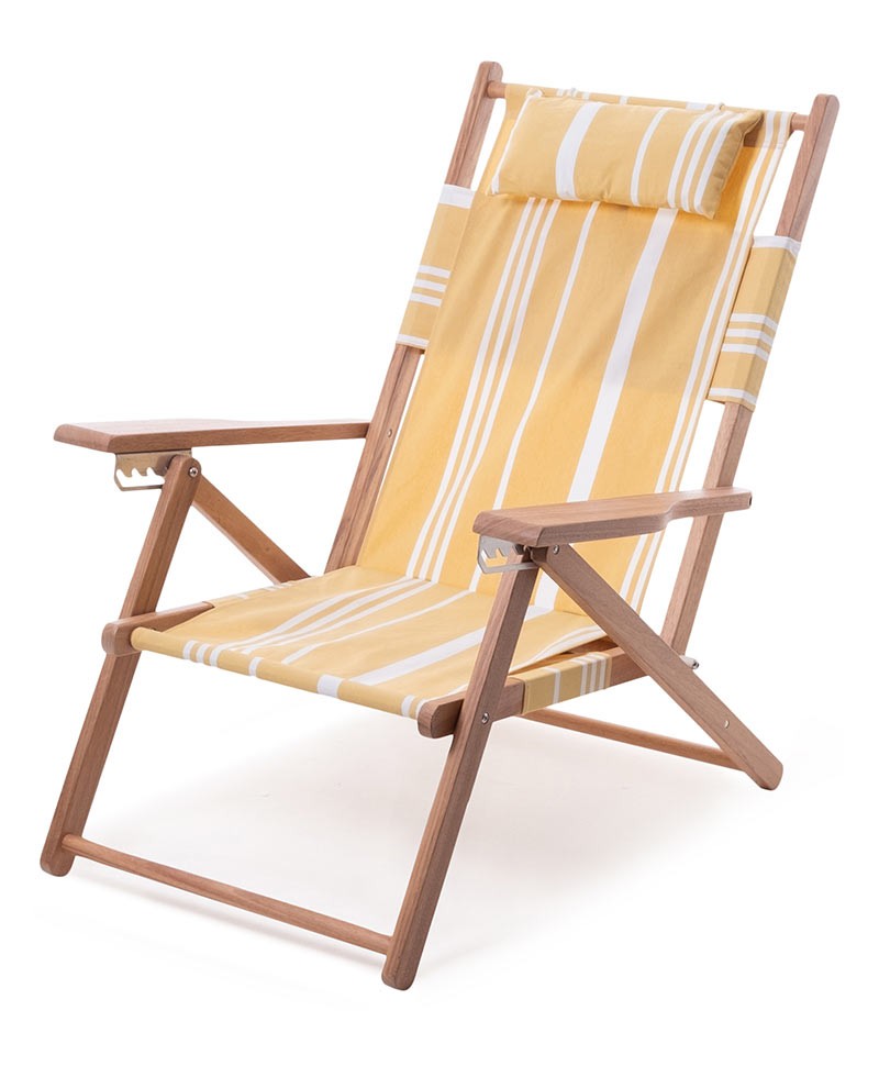 Hier abgebildet ist der The Tommy Chair in vintage yellow stripe von Business & Pleasure Co. – im RAUM concept store