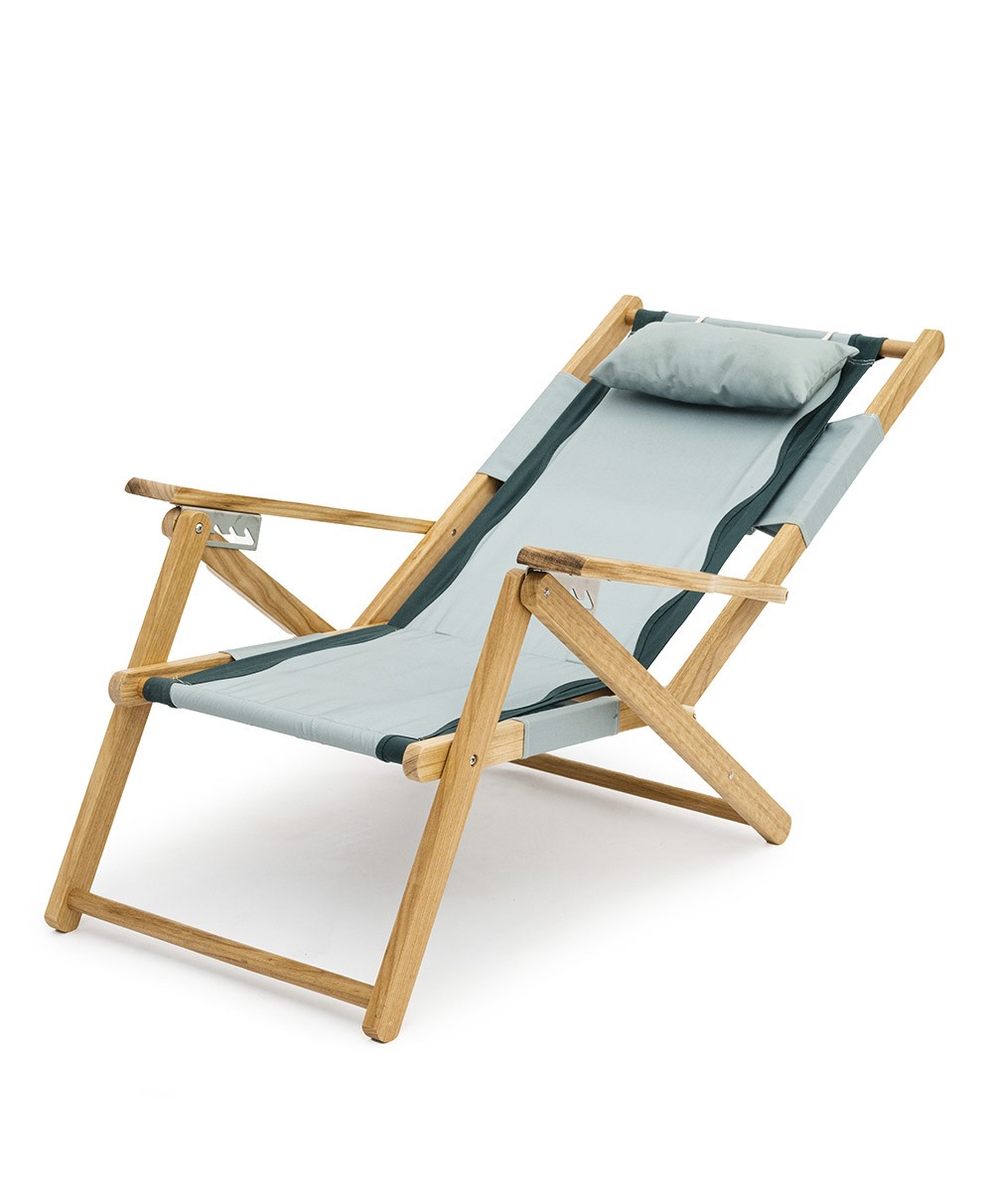 Hier abgebildet ist der The Tommy Chair in Rivie Green von Business & Pleasure Co. – im RAUM concept store