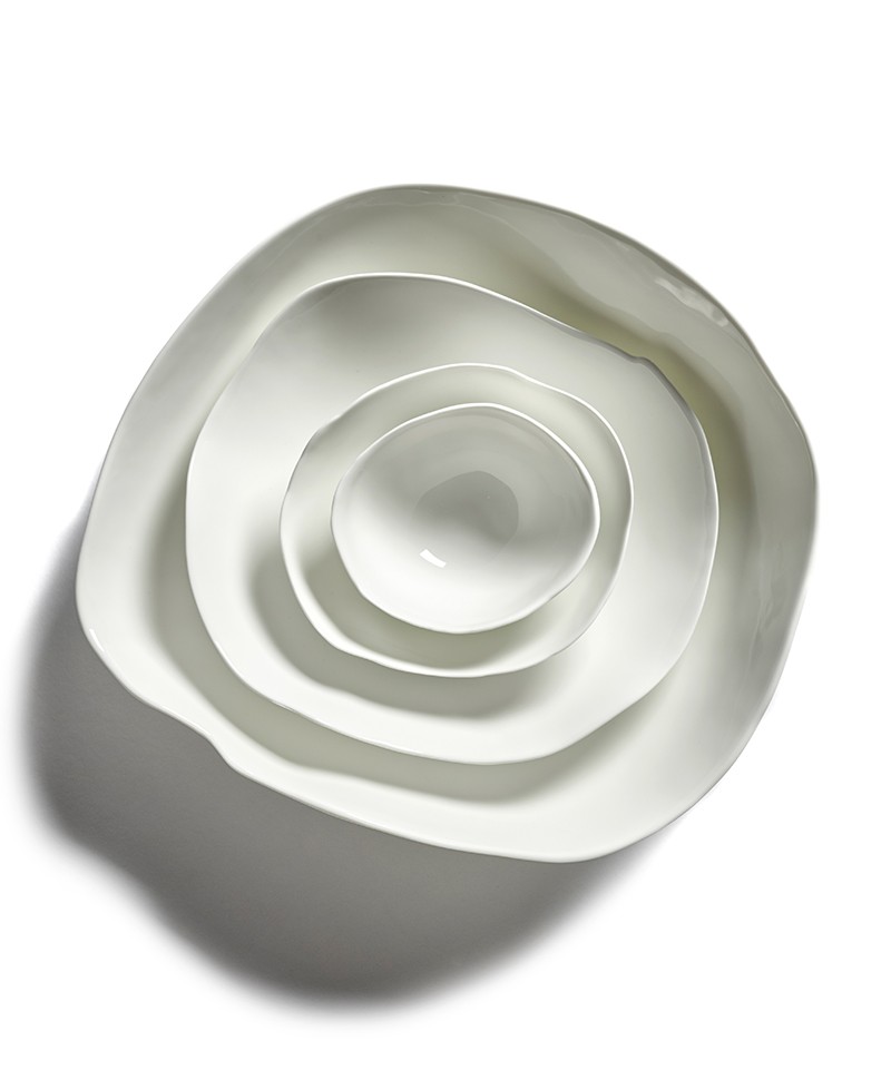 Hier sehen Sie die Bowls Sjanti aus der Kollektion von Roos Van De Verde von Serax im RAUM concept store.