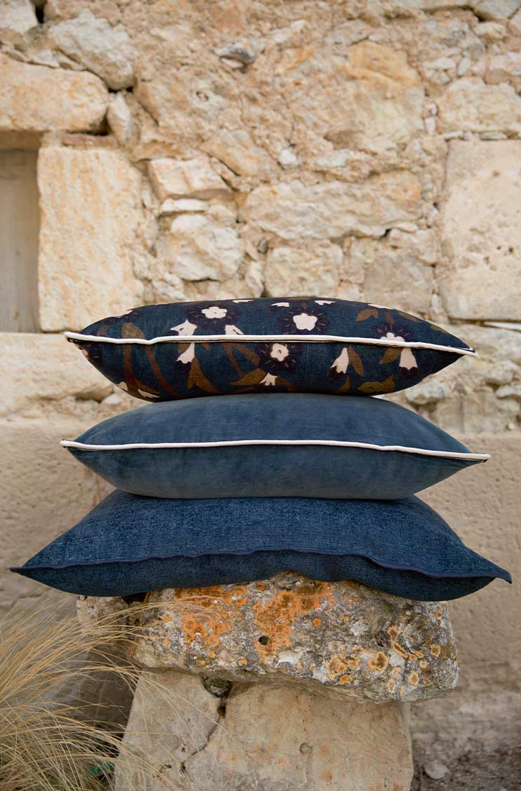 Das Moodbild zeigt einen Stapel von Kissen von Élitis – im Onlineshop RAUM concept store Das Moodbild zeigt einen Stapel von Kissen von Élitis – im Onlineshop RAUM concept store
