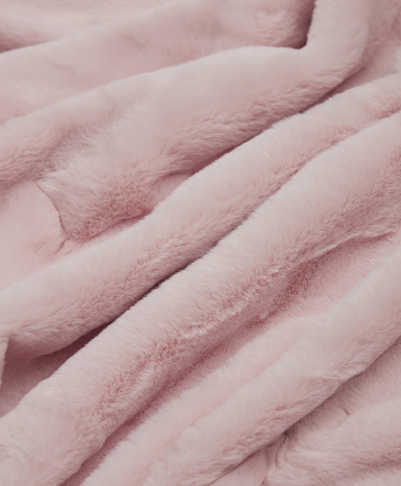 Das Foto zeigt eine Detailaufnahme der Decke Brady aus Kunstfell von der Marke Apparis in der Farbe blush – im Onlineshop RAUM concept store