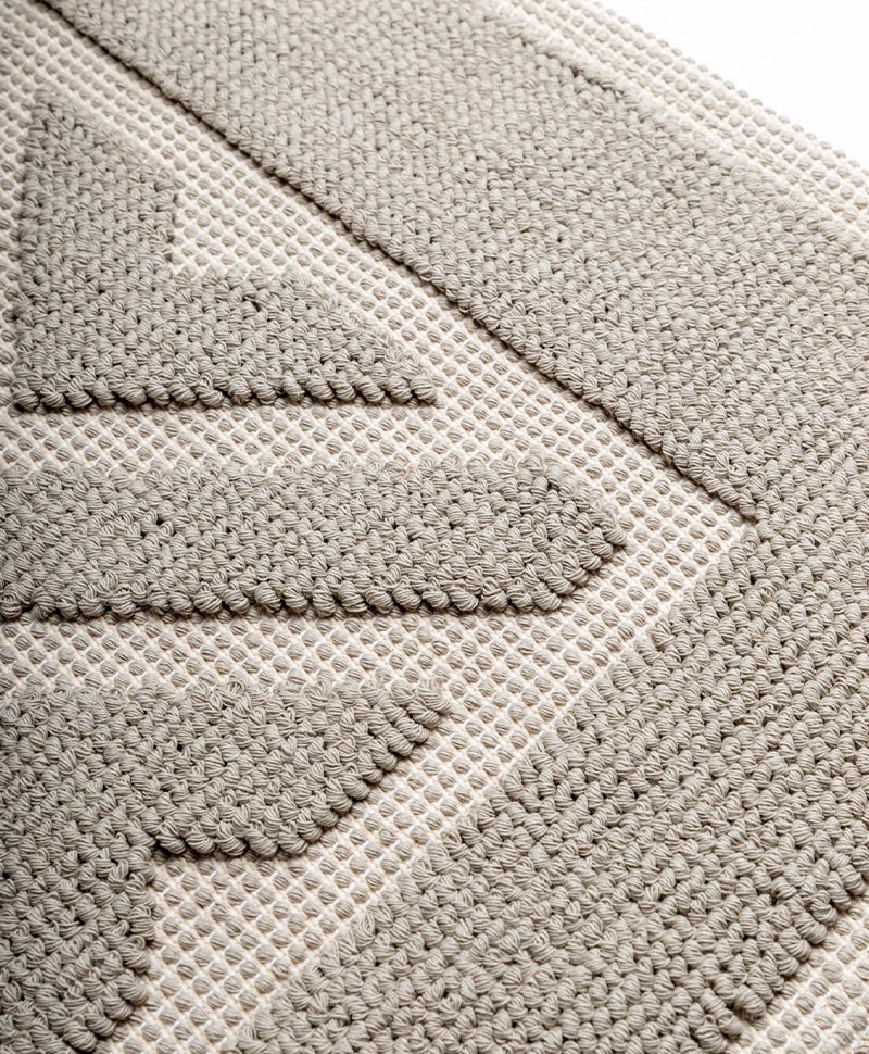 Hier zu sehen der Teppich Rombi von Mastro Raphael in taupe - RAUM concept store