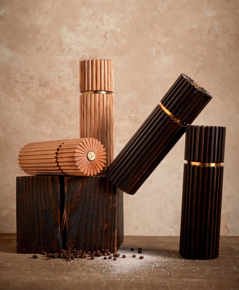 Hier abgebildet ist ein Moodbild, es ist zu sehen eine Salz- und Pfeffersmühle aus Eichenholz in den Farben natural oak  und smoked oakvon L'OBJET – im Onlineshop RAUM concept store