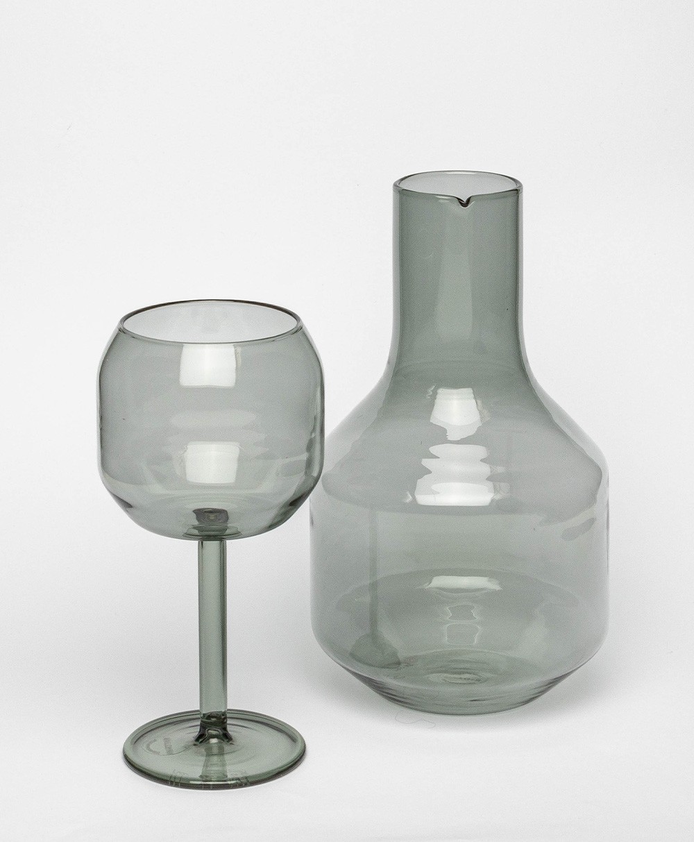 Dieses Produktbild zeigt das Velasca Glas Calice und die Karaffe  in fog gray von R+D.Lab im RAUM concept store.