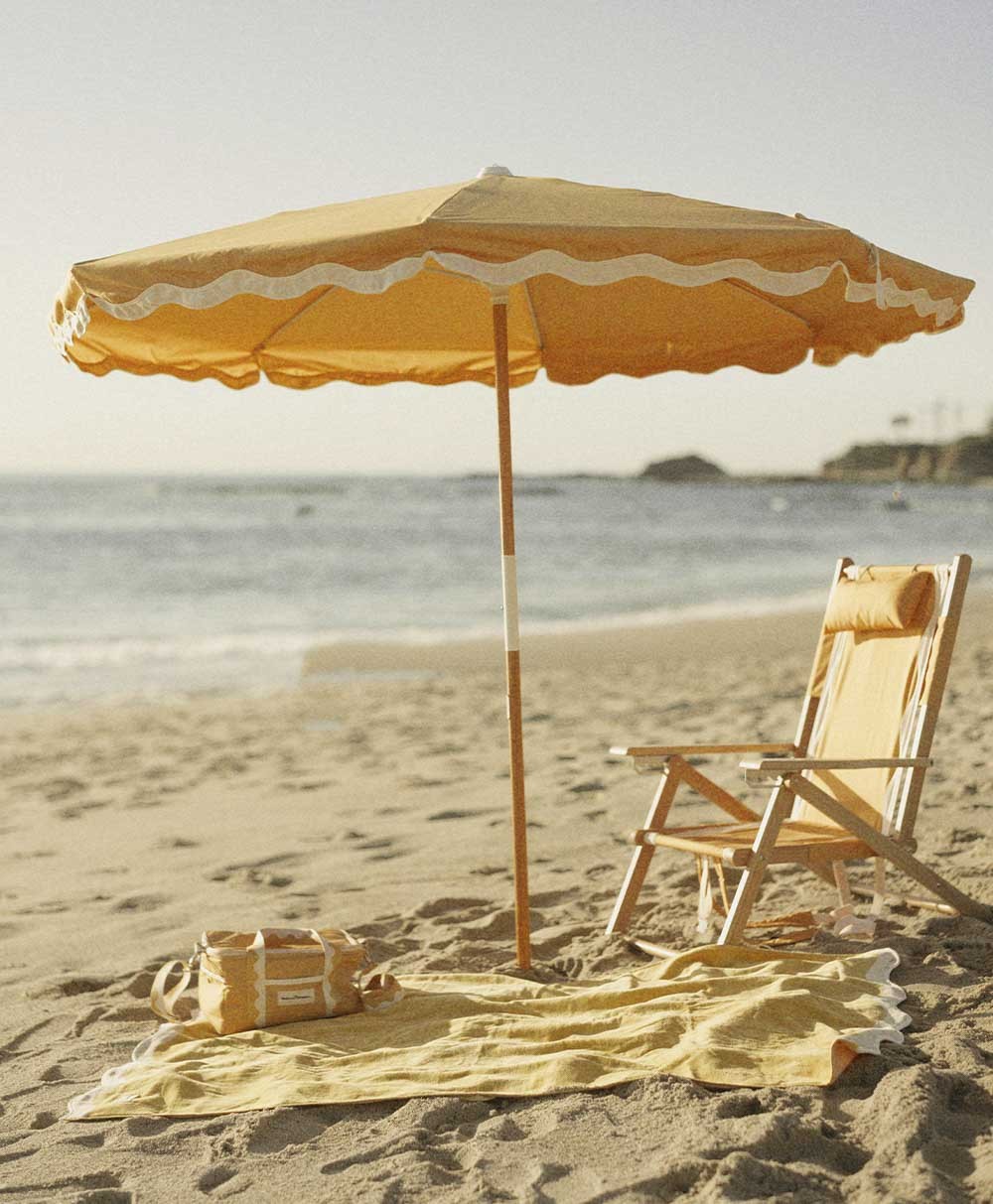 Moodbild zum Strandtuch „Beach Towel“ in der Farbe Rivie Mimosa aus der 2024 Sommer Kollektion von Business & Pleasure im RAUM concept store.
