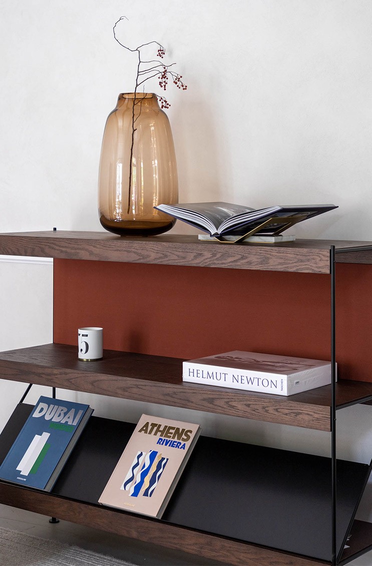 Hier sehen Sie ein Moodpatch des BOOK STAND von Fold Furniture auf einem Regal im RAUM concept store.