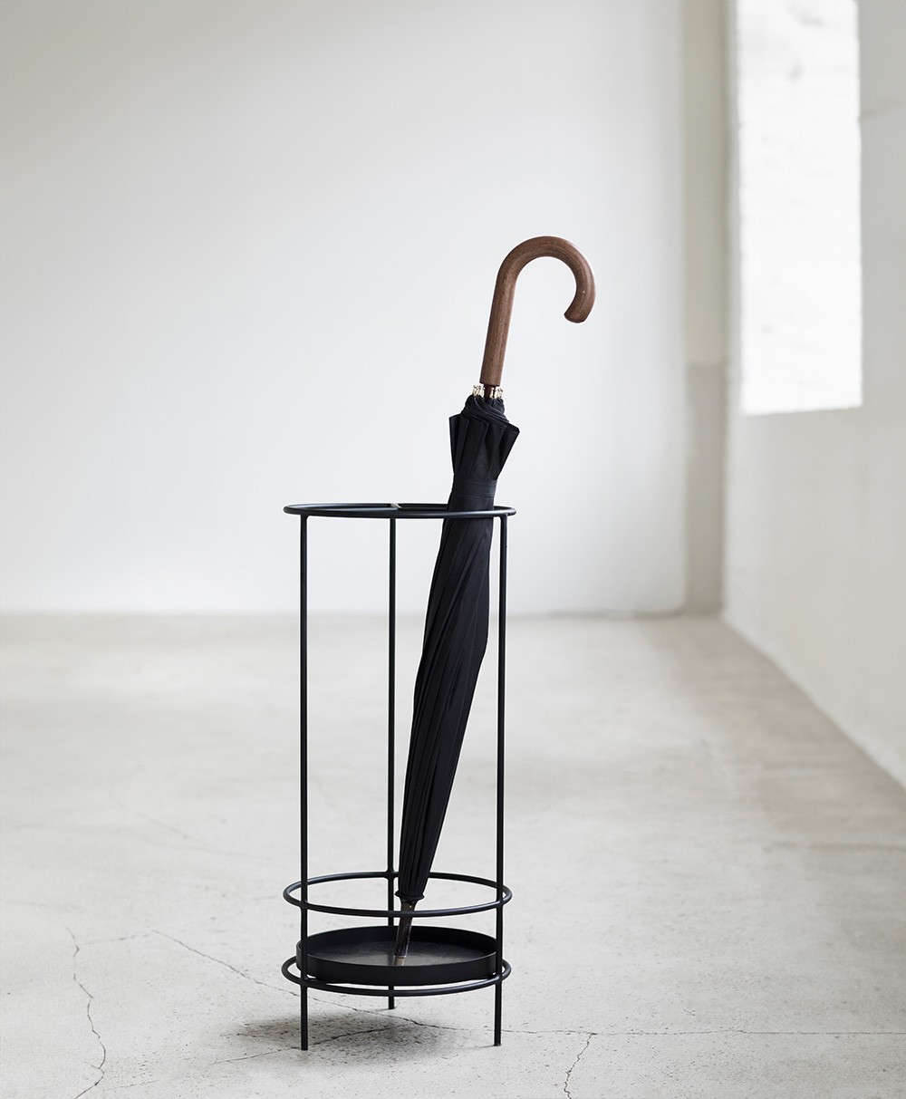 Hier abgebildet der Schirmständer Ella Antonio Sciortino mit Serax - RAUM concept store