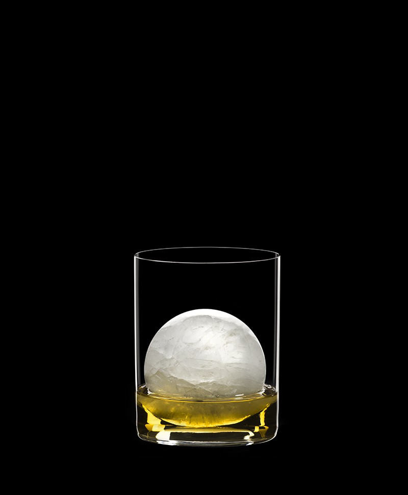 Hier abgebildet ein Trinkglas aus der Veloce-Serie von Riedel - RAUM concept store