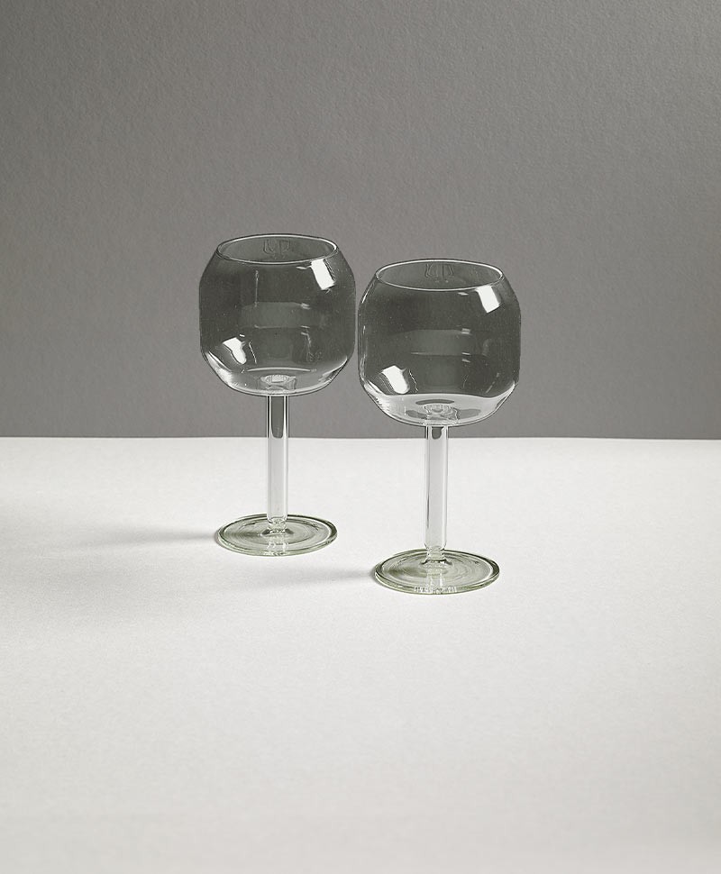 Dieses Produktbild zeigt das Velasca Glas Calice in fog gray von R+D.Lab im RAUM concept store.
