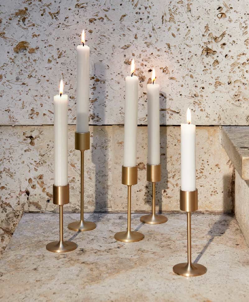 Fünf goldene Kerzenständer auf einem Tisch