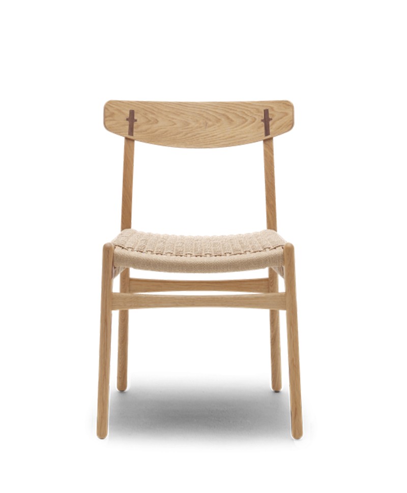 Hier abgebildet ist der Dining Chair CH23 von Carl Hansen & Sons – im RAUM concept store
