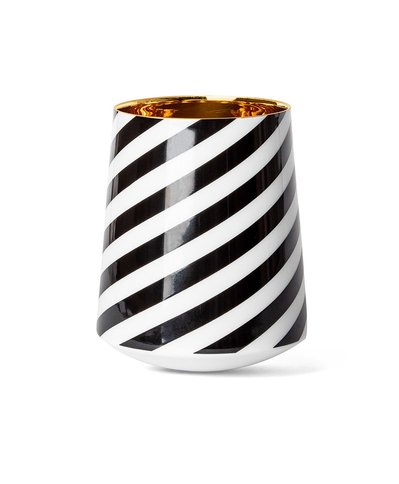 Hier ist das Produktbild des Weissweinbecher Grand Cru Gold in der Farbe black curl zu sehen – im Onlineshop RAUM concept store