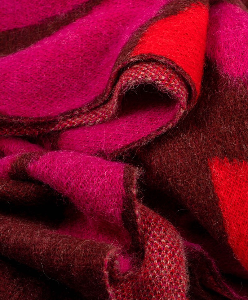 Hier sehen Sie: Blossom Plaid – Decke aus Wolle und Kunstfasern%byManufacturer%